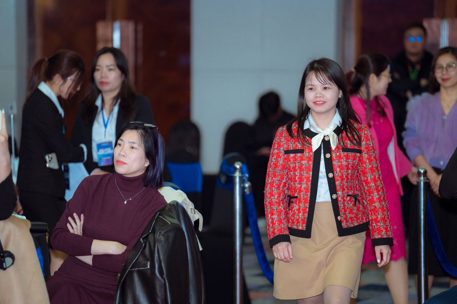 Trong buổi lễ, đại diện phòng nhân sự EuP Group đã thay mặt công ty lên nhận giải. Trong buổi lễ, đại diện phòng nhân sự EuP Group đã thay mặt công ty lên nhận giải.